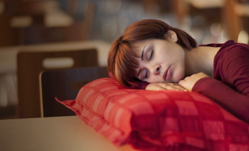 Rothaarige Frau mit Eisenmangel